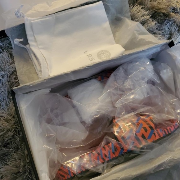 VERSACE, on the floor - Picture 5 of 10